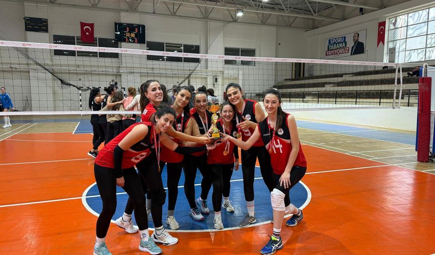 Kadın öğretmen voleybol takımı bölge birincisi oldu