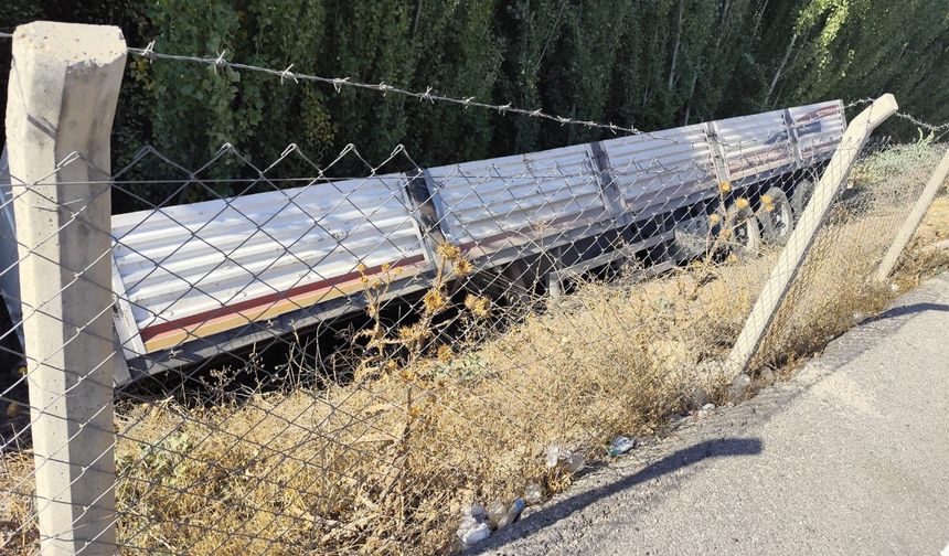 Mardin’de seyir halindeki tır’ın dorsesi çıkarak uçuruma yuvarlandı