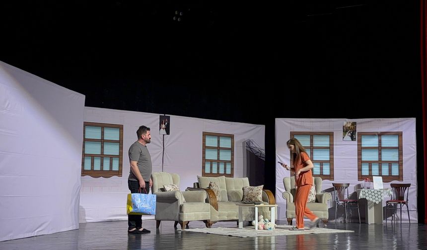 Tiyatroseverler ‘Aramızdaki Duvarları’ Heyecanla İzledi