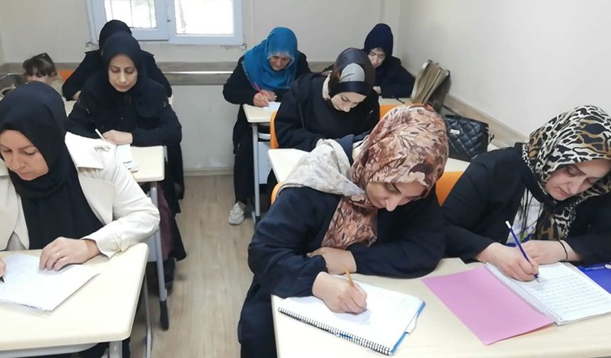 Batman 'Şafak Aile Destek Merkezi'nin okuma yazma kurslarına yoğun ilgi