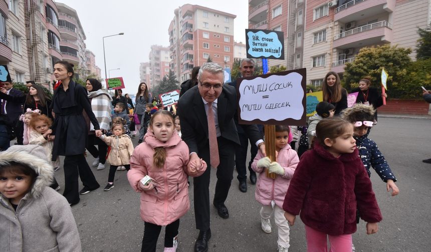 Batman'da Minik Yürekler Dünya Çocuk Hakları İçin Yürüdüler