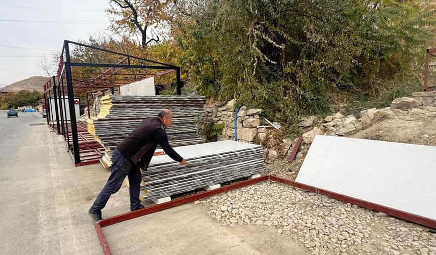 Evin önünü konteyner üretimine çevirdi