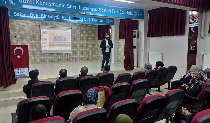 Batman’da Öğrenci Velilerine “Teknoloji Bağımlılığı” Eğitimi
