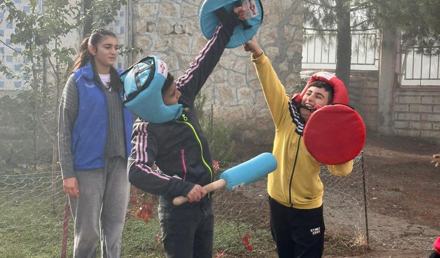 Gönüllü Gençlerden Köy Okuluna Mutluluk Çıkarması