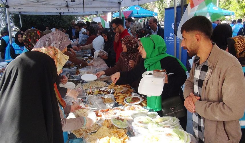 Batman'da Gazze yararına düzenlenen Hayır Çarşısı'na yoğun ilgi