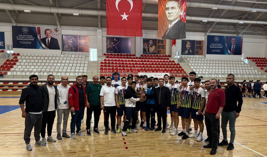 Şampiyonluk Kupası Spor Lisesi’nin!