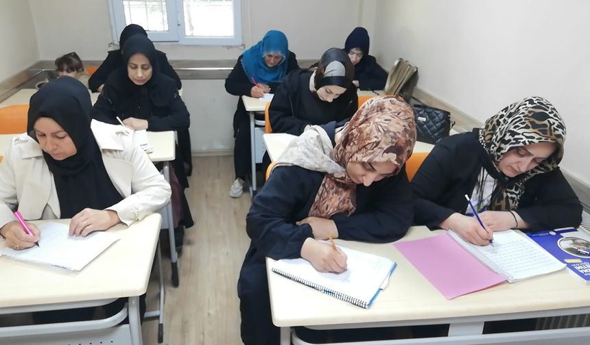 Kadınlar Okuma Yazma Kurslarına Yoğun İlgi gösteriyor