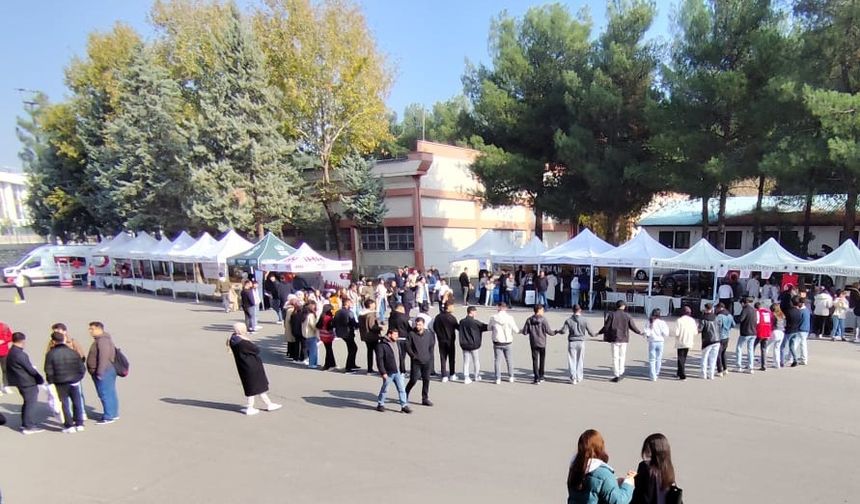 Batman Üniversitesi’nde düzenlenen Eğlence Etkinliklerine Tepki; Acı Varken Eğlence Olmaz