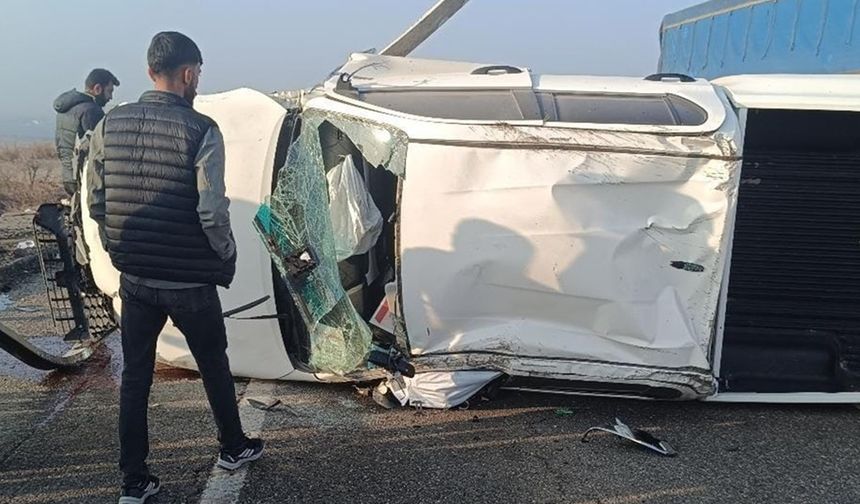 Pikap köprü bariyerlerine çarptı: 1 ağır yaralı