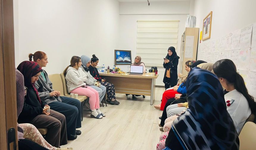 Yurt Öğrencilerinden Duygu Yüklü “Şiir Gecesi” Buluşması