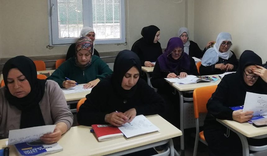 Şafak Aile Destek Merkezi'nden Kadınlara yönelik okuma yazma kursu