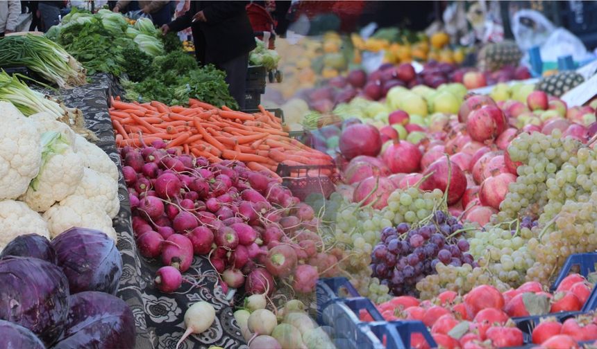 Kış Mevsimin Vitamin deposu sebze ve meyveler tezgahta