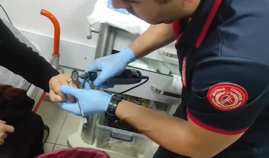 Batman itfaiyesi Parmağa sıkışan yüzüğü çıkardı