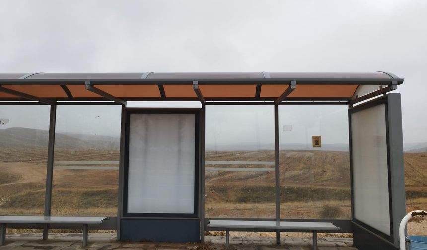 Durakta Otobüs Beklerken Kitap Okuma Dönemi