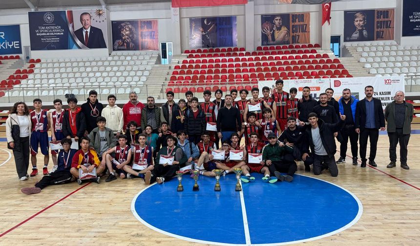 Genç Erkekler Basketbolda Taç Zirvenin Sahibi Oldu