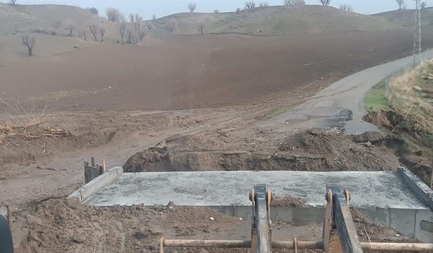 Kozluk’ta Köy Yolları Yenileniyor