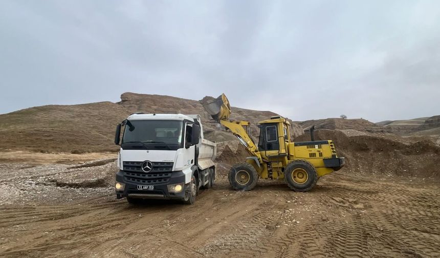 Kozluk’ta Okul Bahçesinden Köy Yollarına Yoğun Mesai