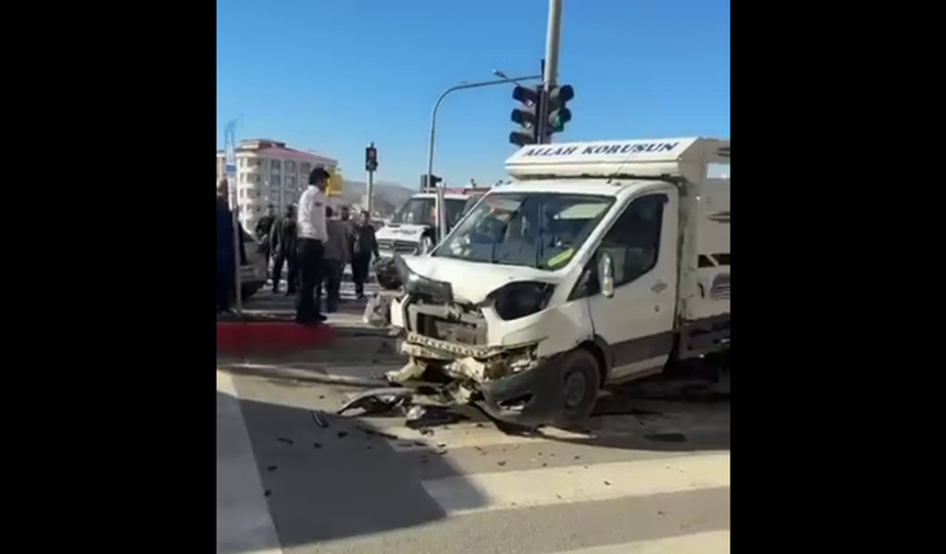 Siirt’te transit araç ile otomobil çarpıştı: İki sürücü yaralandı
