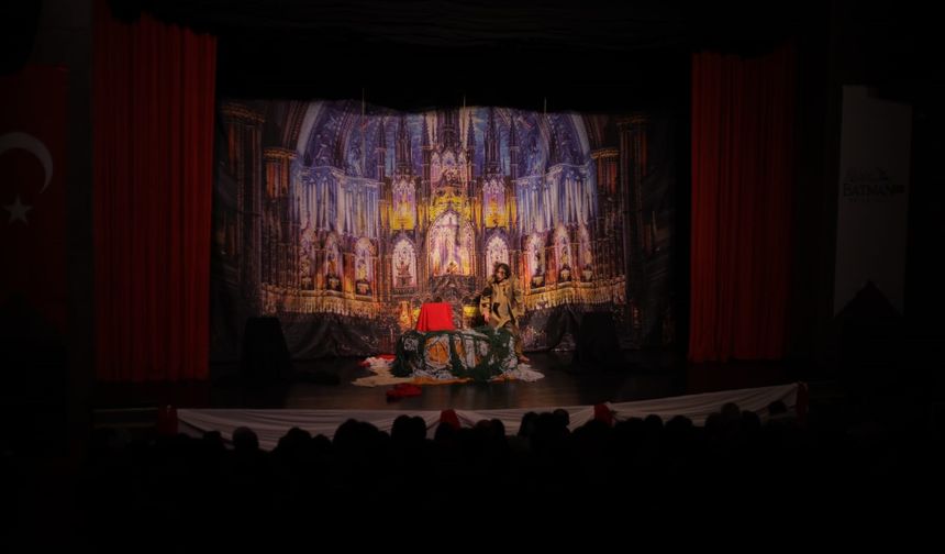 Batman’da Notre Dame’ın Kamburu Sahnelendi