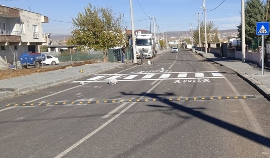 Binatlı köyünde okul yoluna hız kesici, uyarı yazıları ve trafik levhaları yerleştirildi