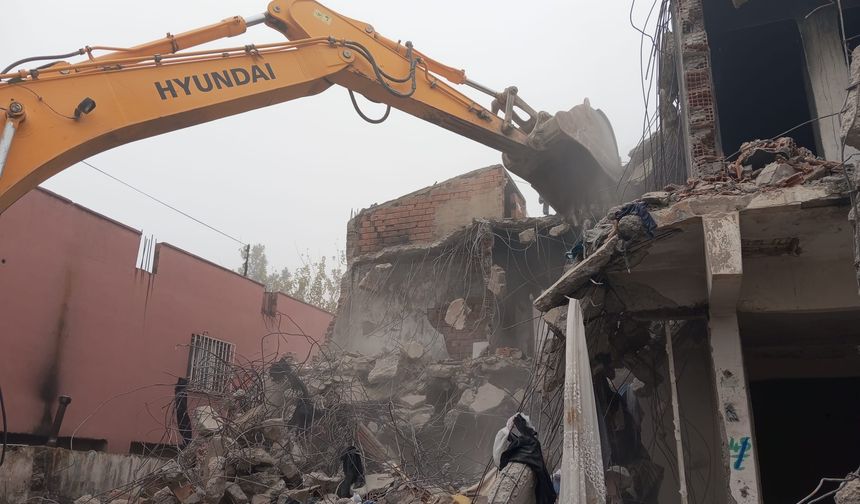 Metruk Yapılar Yıkıldı