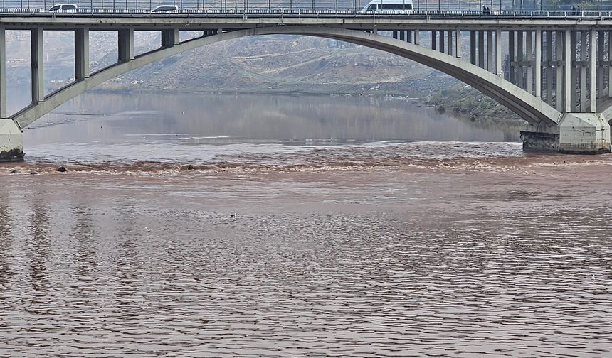Şırnak Cizre’de Dicle Nehri kızıla boyandı: İlçeye su verilmeyecek