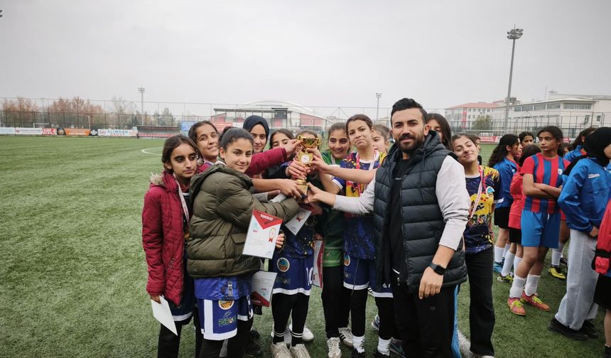Futbolda Şampiyon TOKİ Kazım Karabekir Ortaokulu