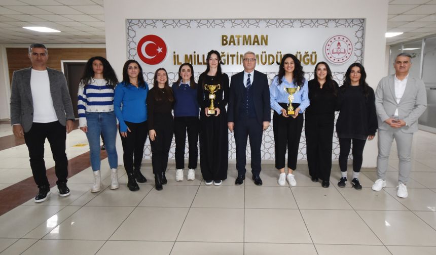 Kamu Spor Oyunlarında Şampiyon Öğretmenler Ödüllendirildi