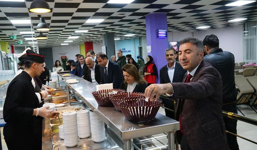 Rektör Demir Öğrencilerle Yemekte Buluştu, Talepleri Dinledi