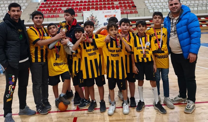 Hentbol Küçük Erkeklerde Şampiyon Petrol Ortaokulu