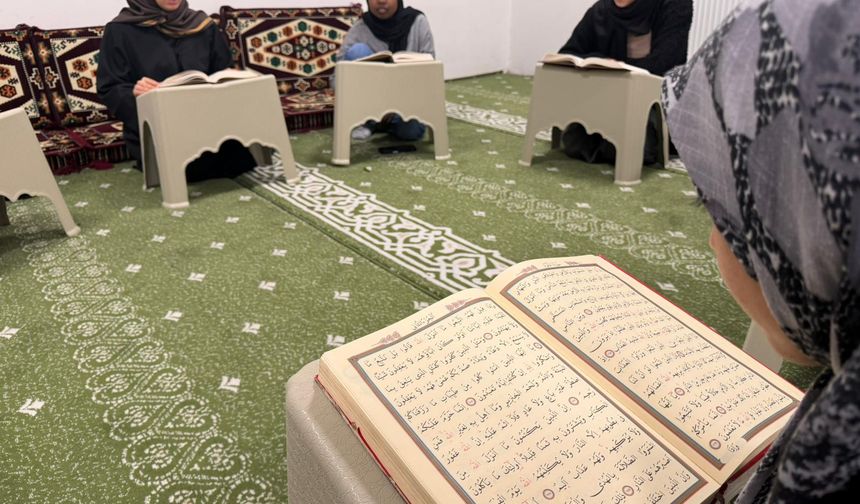 Kız Yurdunda Öğrenciler Kur’an Öğreniyor