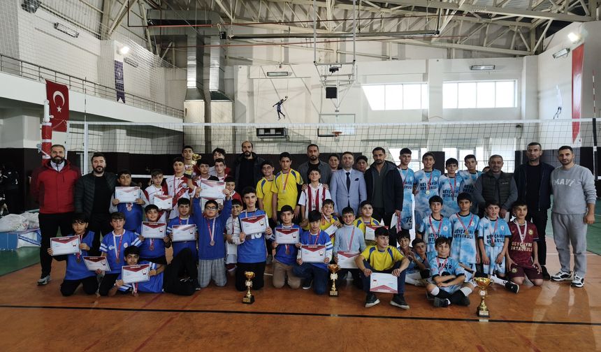 Beyçayırı Ortaokulu Batman’ın Voleybol Şampiyonu Oldu