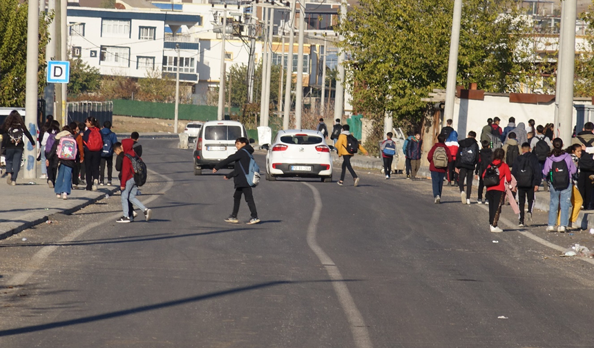 Binatlı köyü okul yolunda tehlike: Vatandaşlar kasis ve uyarı levhası talep etti