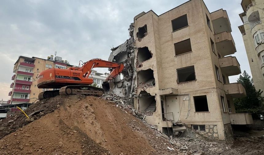 Batman’da 6 ve 7 Katlı Binalar Yıkıldı