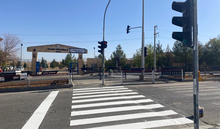 BATMAN'DA KADEMELİ YAYA GEÇİDİ HAYATA GEÇTİ