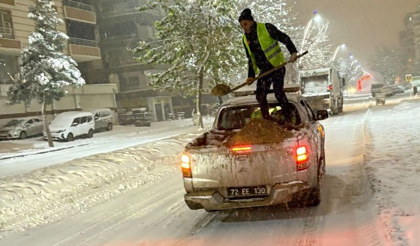 Batman’da karla mücadelede 105 ton tuz ve kum karışımı kullanıldı