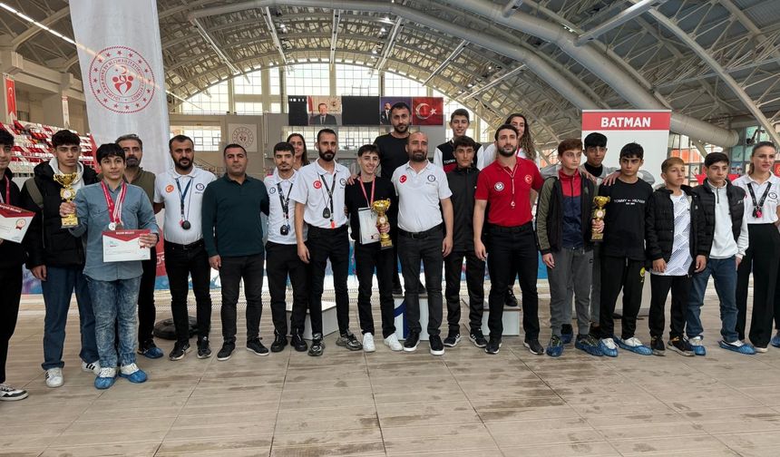 Batman’da Okul Sporları Yüzme Yarışmaları Nefes Kesti