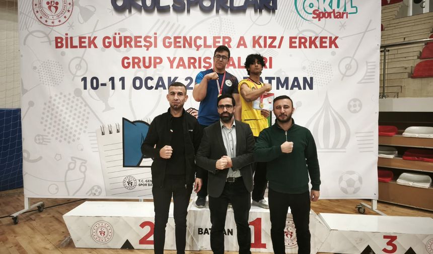 Batmanlı Gençler Bilek Güreşinde Zirveyi Salladı