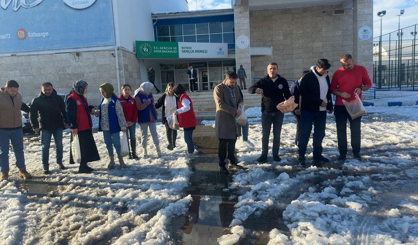 Batmanlı Gençlerden Doğaya Merhamet Eli