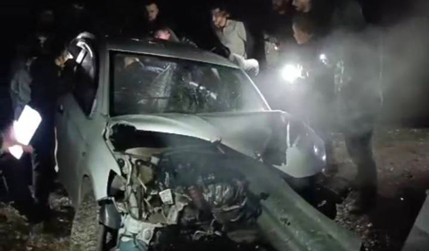 Beşiri Yolunda Can Pazarı: Otomobil Bariyerlere Saplandı