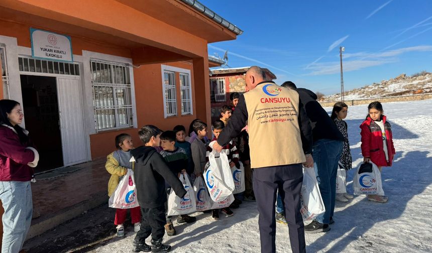 Cansuyu Gönüllülerinden Dağ Köyünde Karne Sevinci