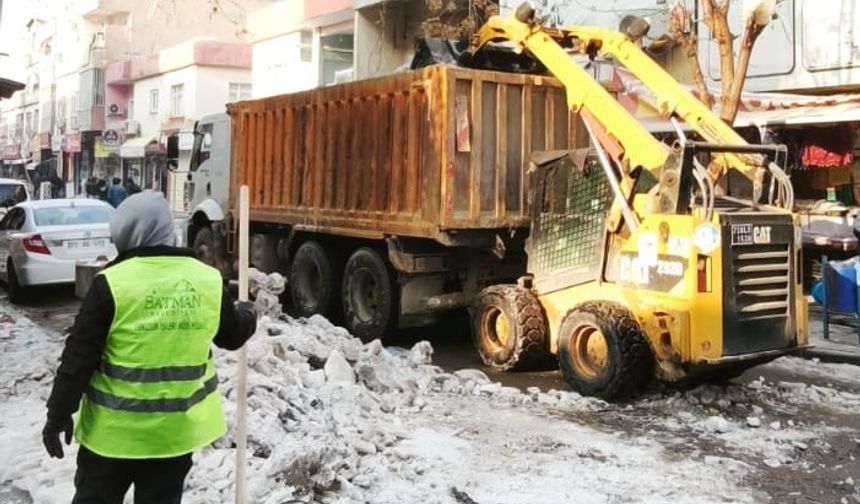 Ekiplerin karla mücadelesi devam ediyor