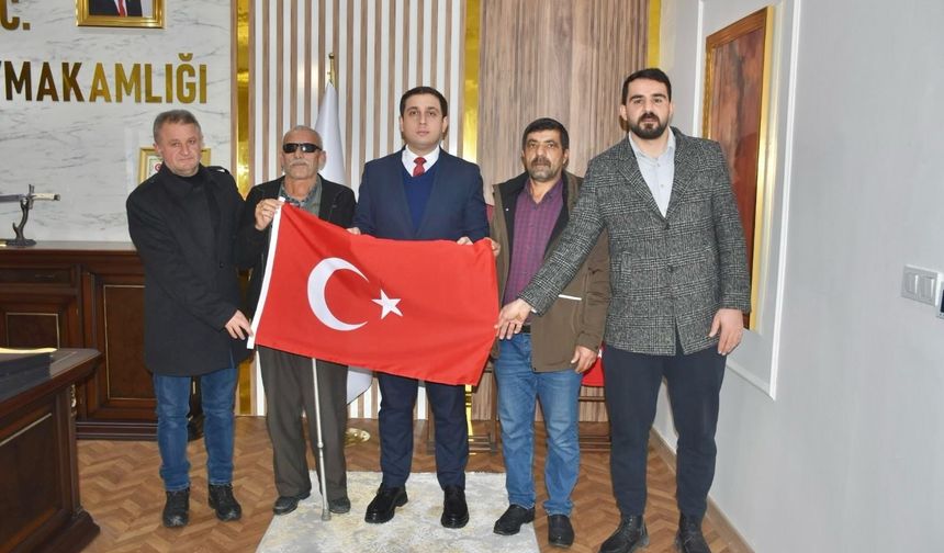 Gaziden ve Muhtarlardan Kaymakama Türk Bayrağı