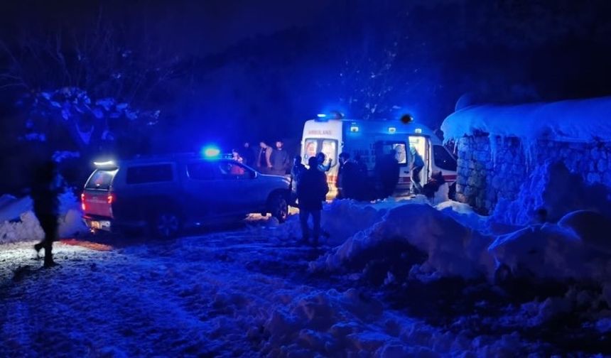 Kapalı Yol Açıldı, 14 Yaşındaki Gülsüm Sağlık Ekiplerine Ulaştırıldı
