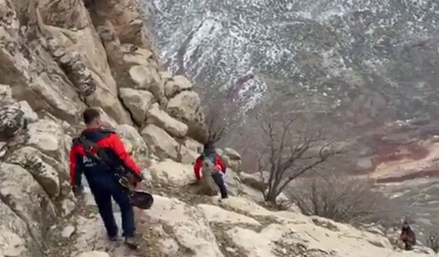 Keçilerini kurtarmak isterken kayalıklarda mahsur kaldı