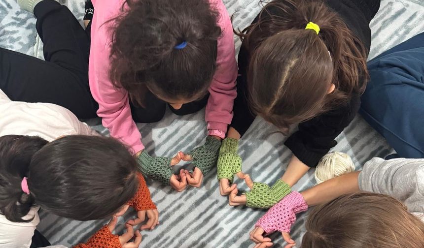 Kış Soğuğunu Sıcak Örgülerle Isıtan Çocuklar