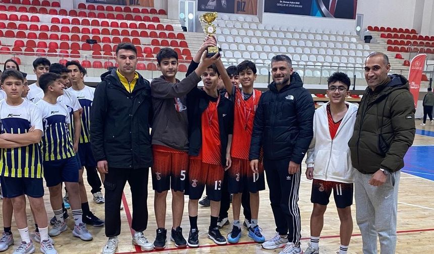 Korfol Gençler İl Şampiyonu Mehmet Akif Ersoy Anadolu Lisesi