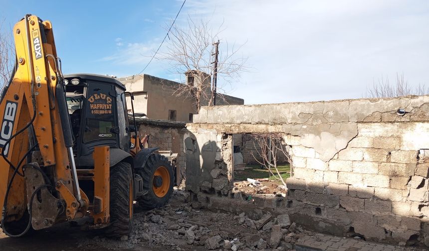 Metruk bina yıkımı devem ediyor