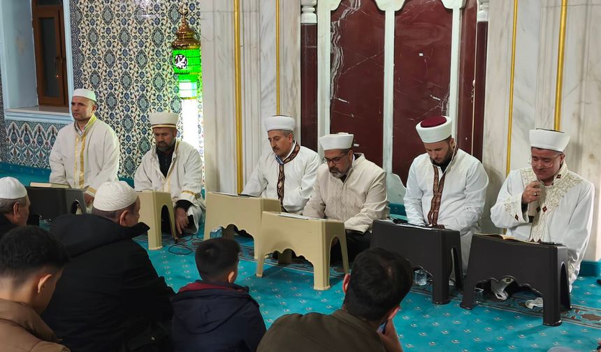 Namaz, dua ve manevi atmosfer camileri doldurdu