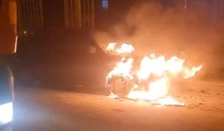 Park Halindeki Otomobil Bir Anda Alev Topuna Döndü